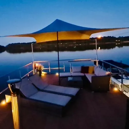 Design Hausboot Am Bei Berlin Mit Sauna Und Kamin Botel Niederdorla